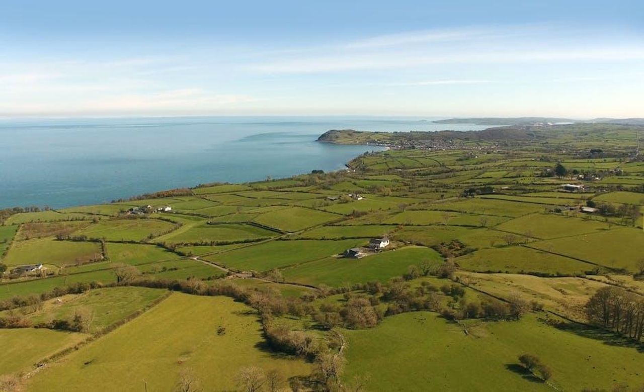 Backlash_per_il_ruolo_in_Game_of_Thrones_5K5DFrj0CX - Confidenze24 Source: Peter Steele - pexels - A breathtaking aerial view of vibrant green fields and the Atlantic Ocean along Northern Ireland's coast.