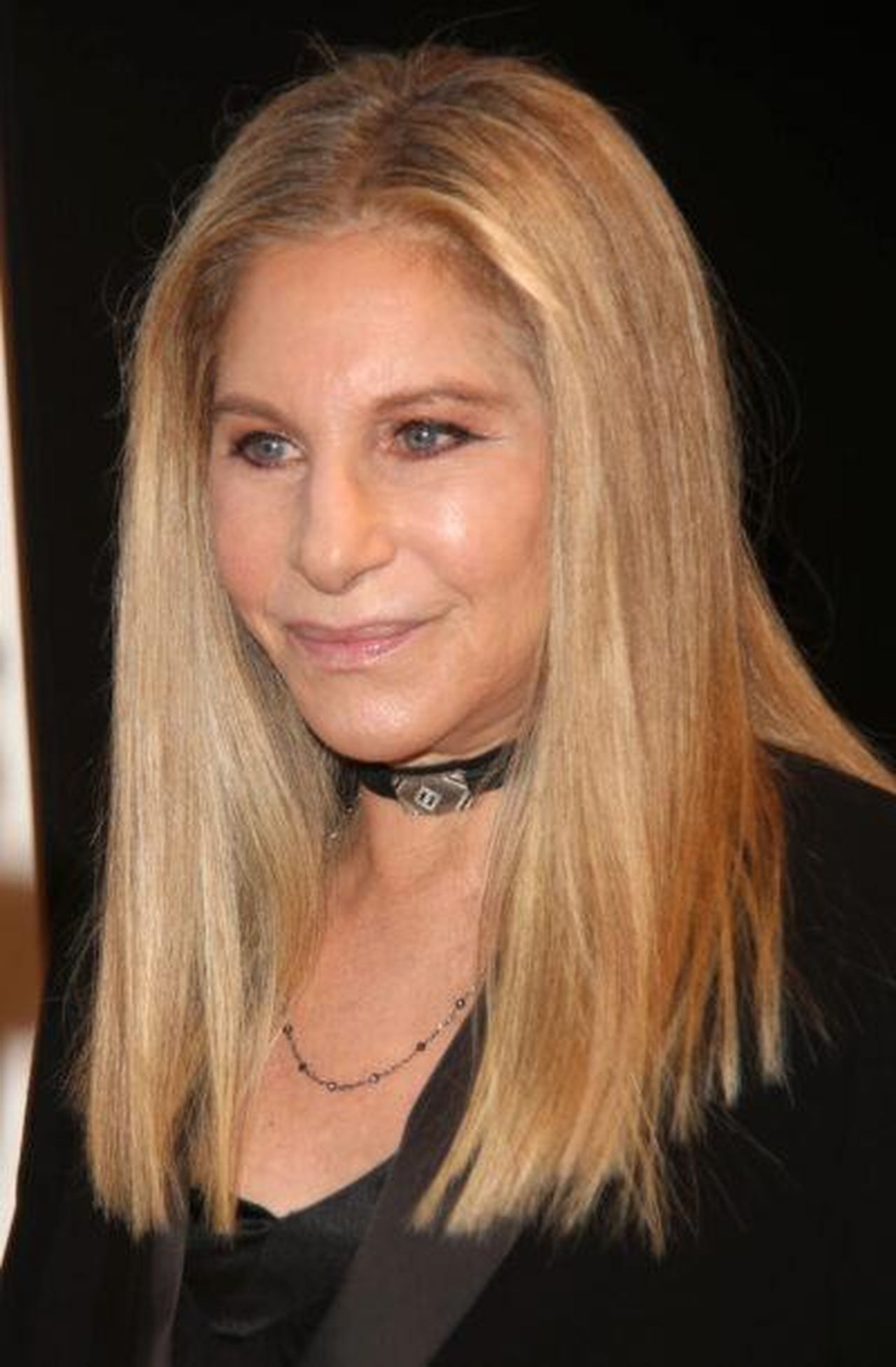 Barbra_Streisand_incolpa_i_genitori_AtZDwRlzEY - Confidenze24 Barbra Streisand ‘incolpa i genitori’ Barbara Streisand in primo piano
