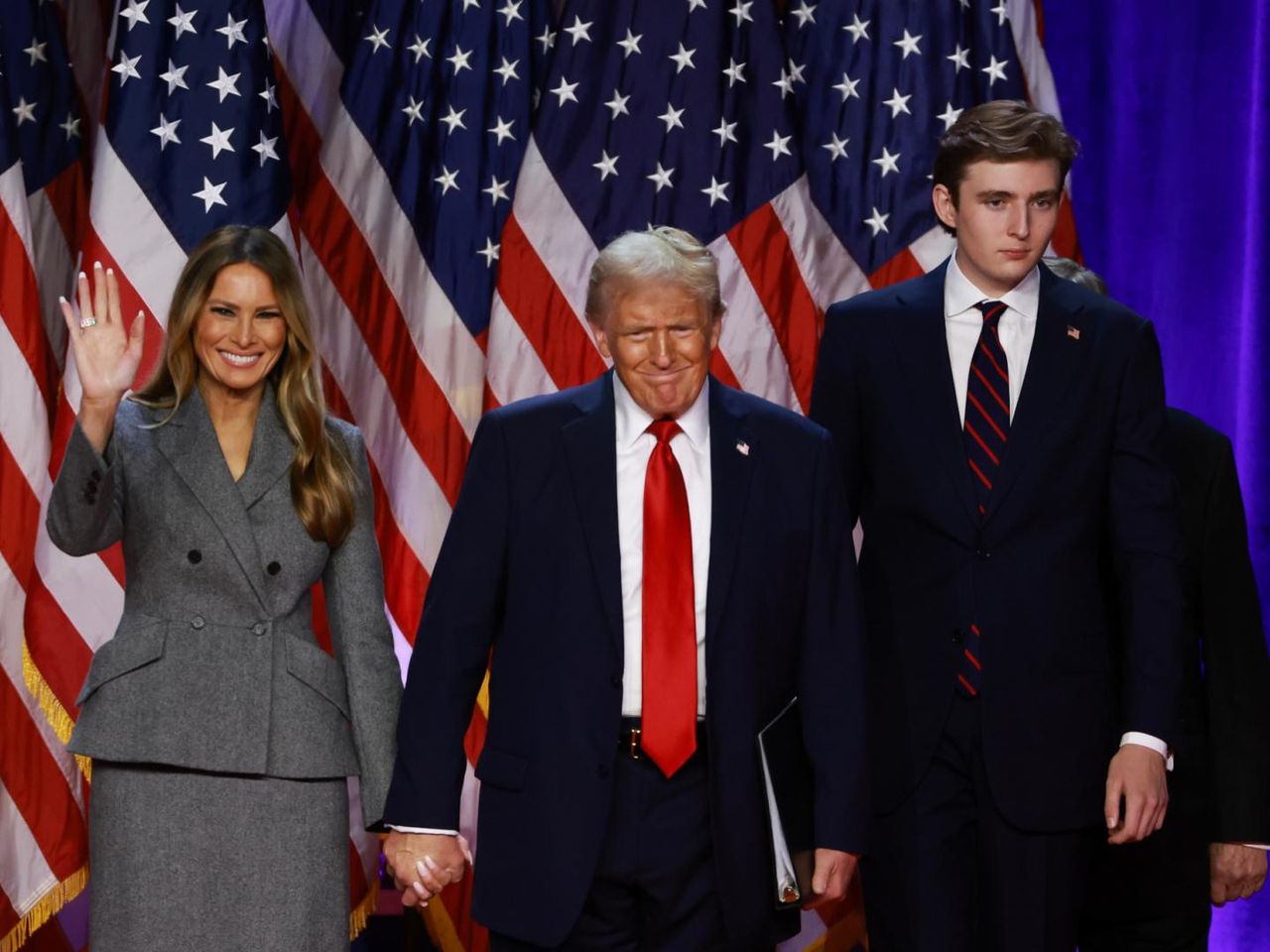 Barron_Trump_unanima_antica_e_ben_educata_fDJOa1HySR - Confidenze24 Source: Joe Raedle/Getty Images - Getty Images - Barron Trump con Donald e Melania Trump durante un evento elettorale