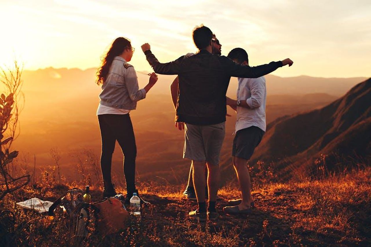 Ben_e_Matt_unamicizia_duratura_5QzKzzaSPm - Confidenze24 Source: Helena Lopes - pexels - Joyful group of young adults enjoying a sunset view in a mountainous landscape in Brazil.