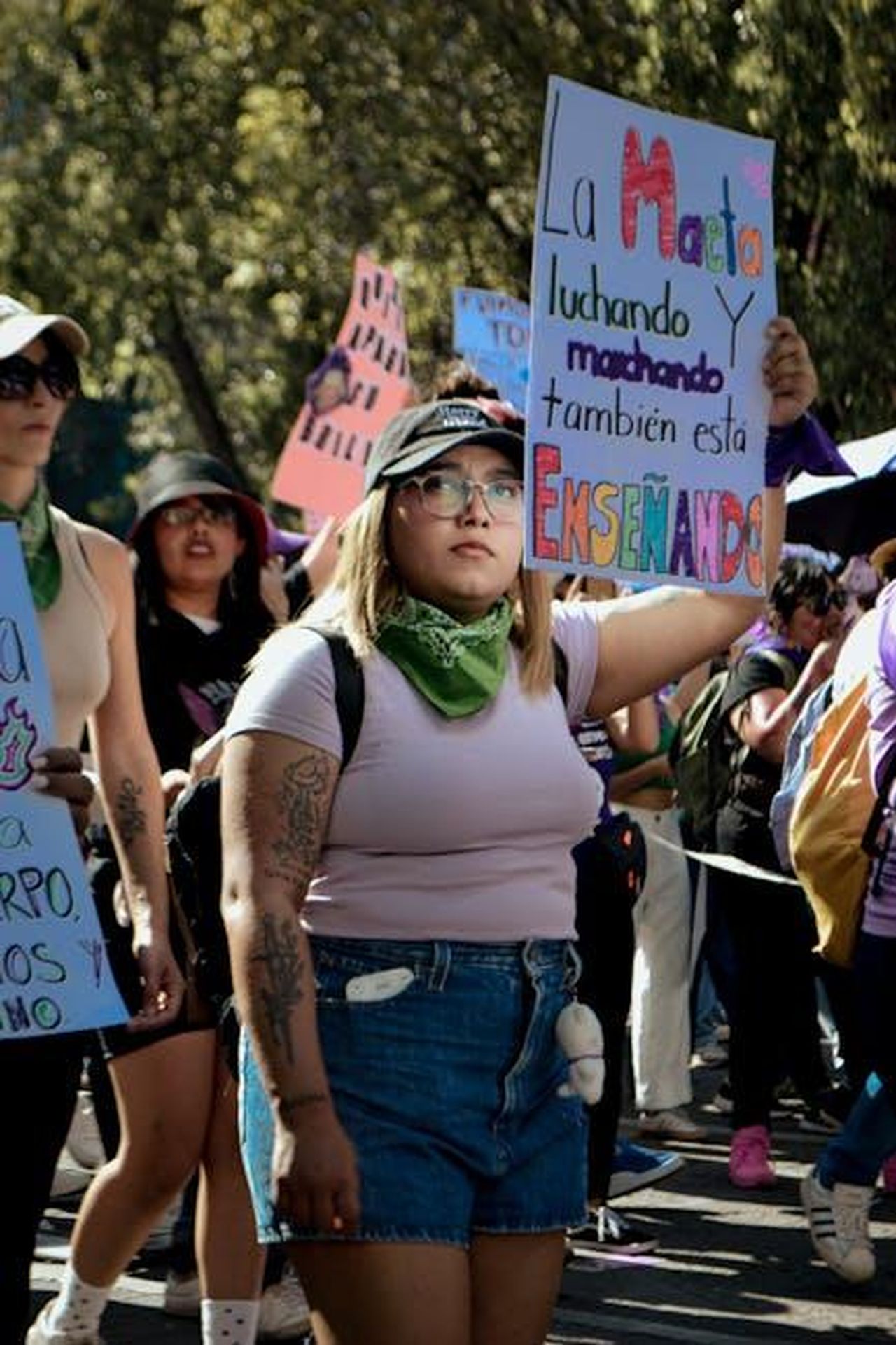 Ben_fatto_Becky_EPgMbI5tFV - Confidenze24 Source: Montse Posada - pexels - A vibrant women's rights march with participants holding colorful and impactful signs outdoors.