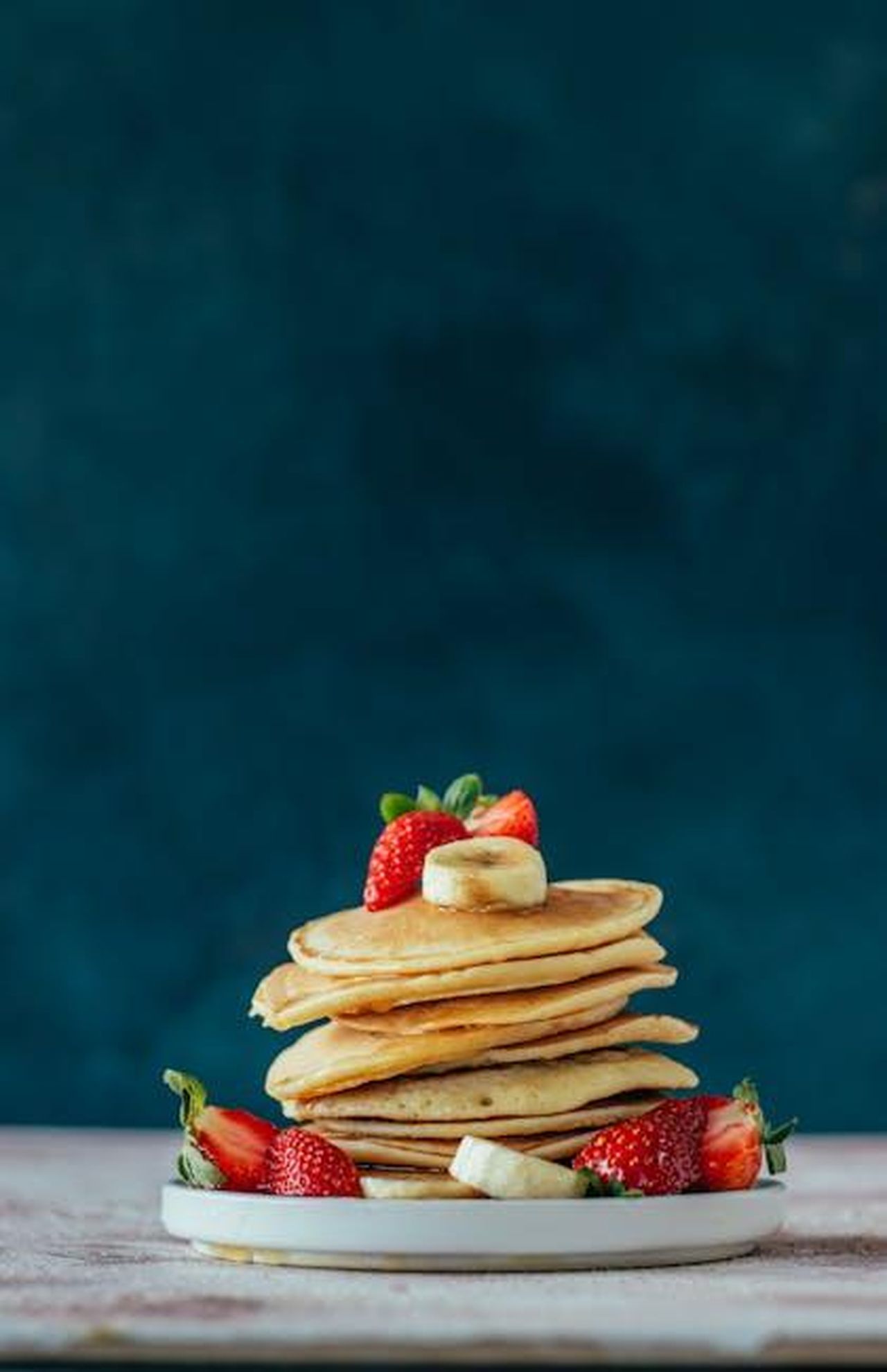 Ben_ha_battuto_il_record_zgzFhSPv2e - Confidenze24 Source: Beyza Yalçın - pexels - Mouthwatering stack of pancakes topped with fresh strawberries and banana slices.