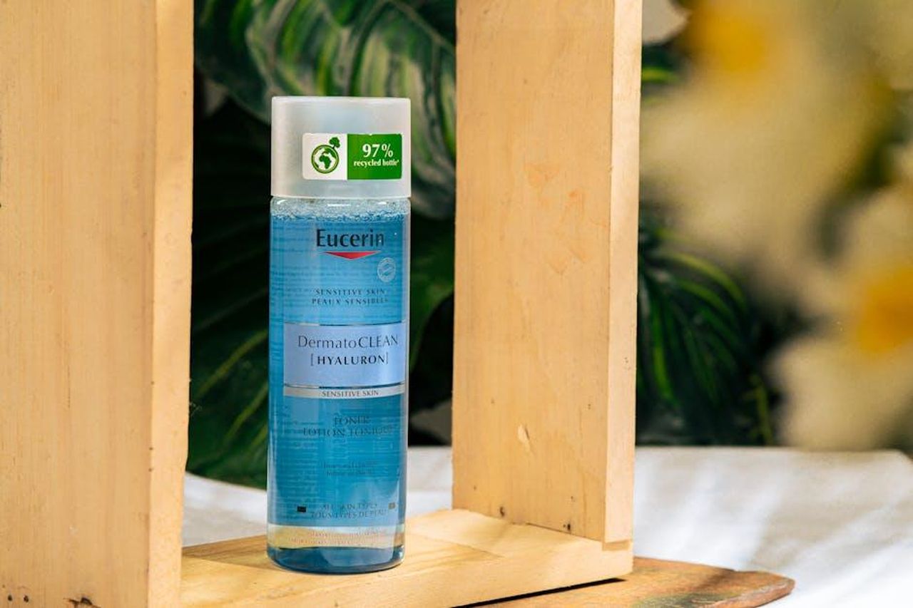 Benefici_dellacido_ialuronico_nel_Catrice_Under_Eye_Brightener_Setting_Powder_bwptIeoYVa - Confidenze24 Source: Đậu Photograph - pexels - Eucerin DermatoCLEAN Hyaluron toner bottle surrounded by wooden frame and plants.