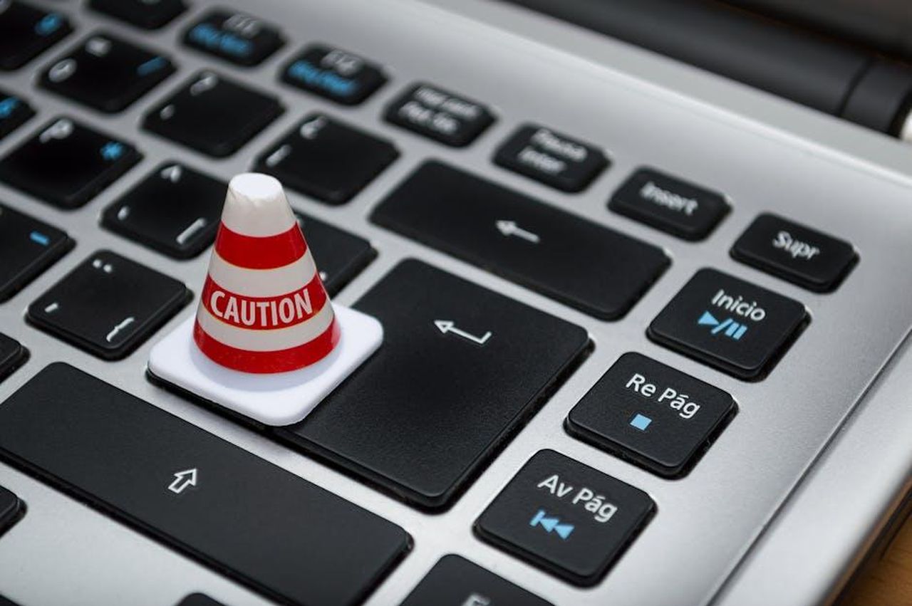 Bilancia_23_settembre__22_ottobre_eG0OwAM9M7 - Confidenze24 Source: Fernando Arcos - pexels - Miniature caution cone on a computer keyboard symbolizing data security and control.