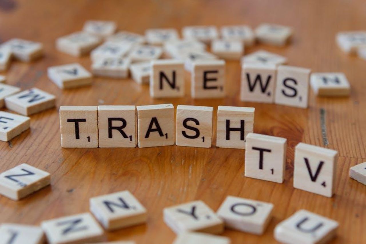 Bill_Rancic_Un_ex_star_della_TV_W3MdD06uq0 - Confidenze24 Source: Markus Winkler - pexels - Close-up of wooden letter tiles spelling out Trash TV News on a table.