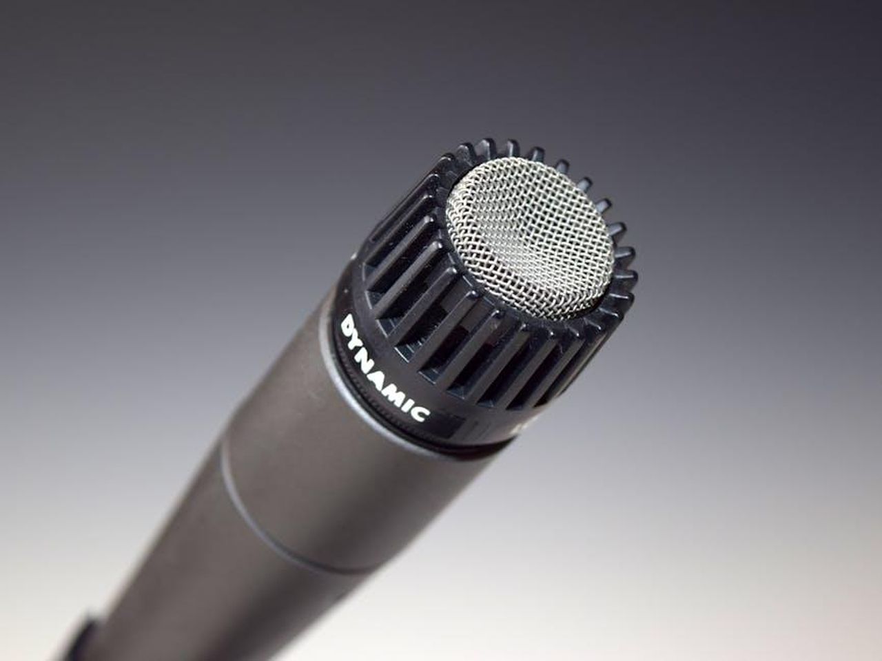 Billy_Joel_Annulla_Concerti_Precedenti_a_Causa_di_Procedura_Medica_skQE6I6ZjU - Confidenze24 Source: Pixabay - pexels - High-quality close-up of a dynamic microphone for audio recording and performance.