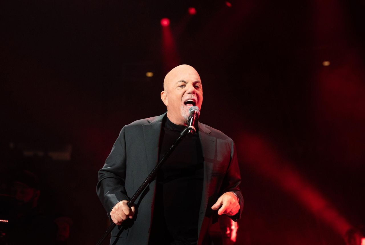 Billy_Joel_Parla_Dopo_lIntervento_netui7BuAB - Confidenze24 Source: Myrna M. Suarez - Closer Weekly - Billy Joel dopo l'intervento chirurgico