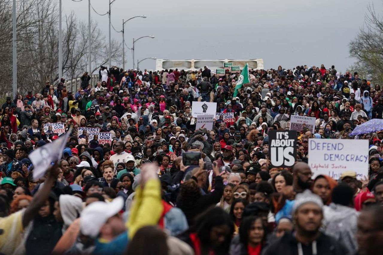 Bloody_Sunday_Maxine_Waters_Joy_Reid_e_Angela_Rye_partecipano_alla_marcia_OdE0byDf4s - Confidenze24 Source: ELIJAH NOUVELAGE - Getty - US-HISTORY-POLITICS-SELMA-RIGHTS