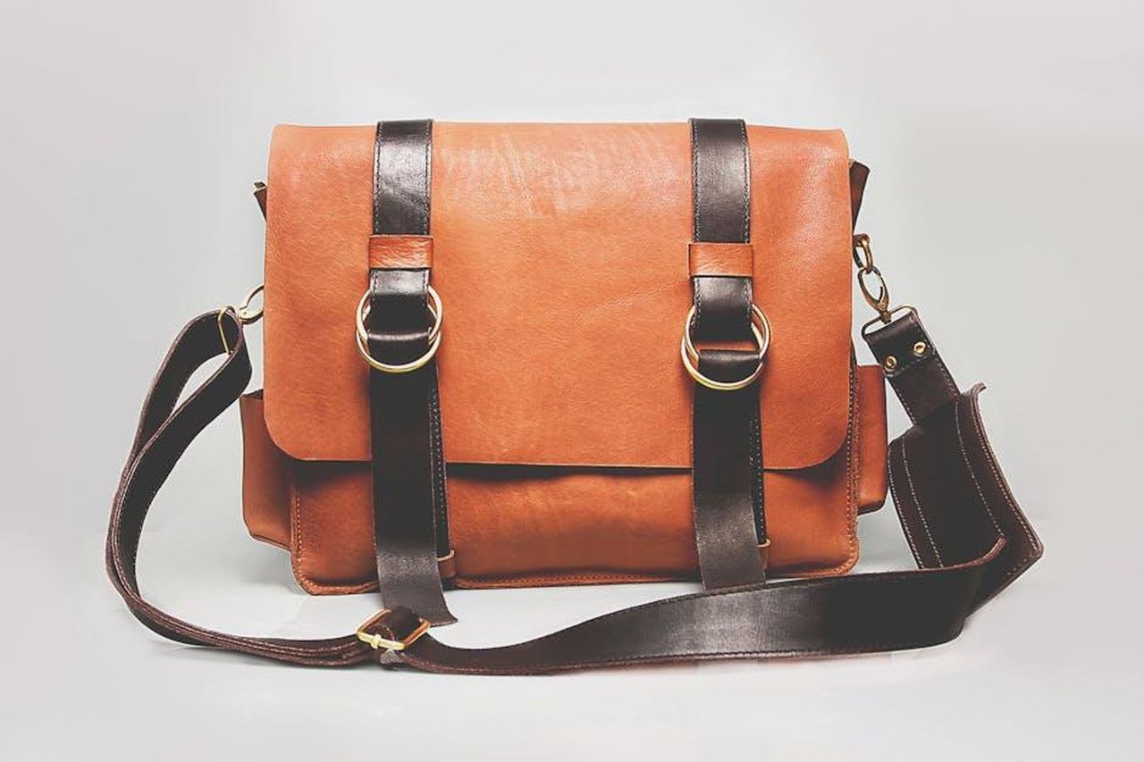 Borse_Blake_Canvas_Bucket_Bag_per_un_look_quotidiano_mHPvF72I9h - Confidenze24 Source: ge yonk - pexels - Elegant brown leather briefcase with dark straps and metal buckles, ideal for fashion and business.