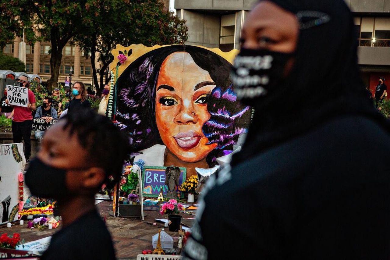 Breonna_Taylor_uccisa_dalla_polizia_del_Kentucky_5_anni_fa_madre_e_amici_ricordano_XFqYSsyuYn - Confidenze24 Source: Jason Armond - Getty - Proteste contro l'indagine della giuria grand jury