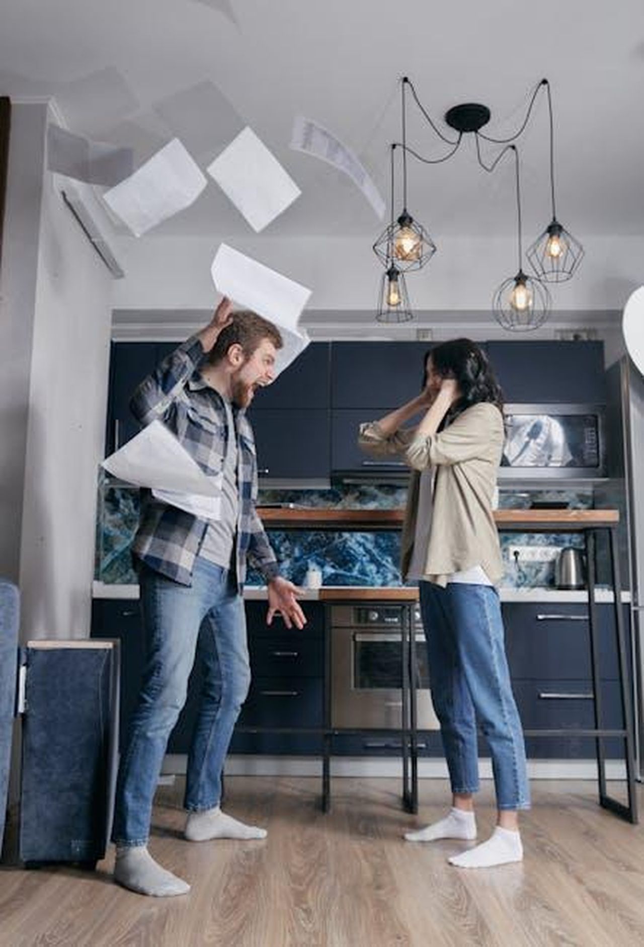 Brittney_Bell_Accusa_Sarunas_di_Tradimento_e_Manipolazione_3TpdGCMBsh - Confidenze24 Source: Mikhail Nilov - pexels - A man and woman argue in a kitchen with papers flying around.