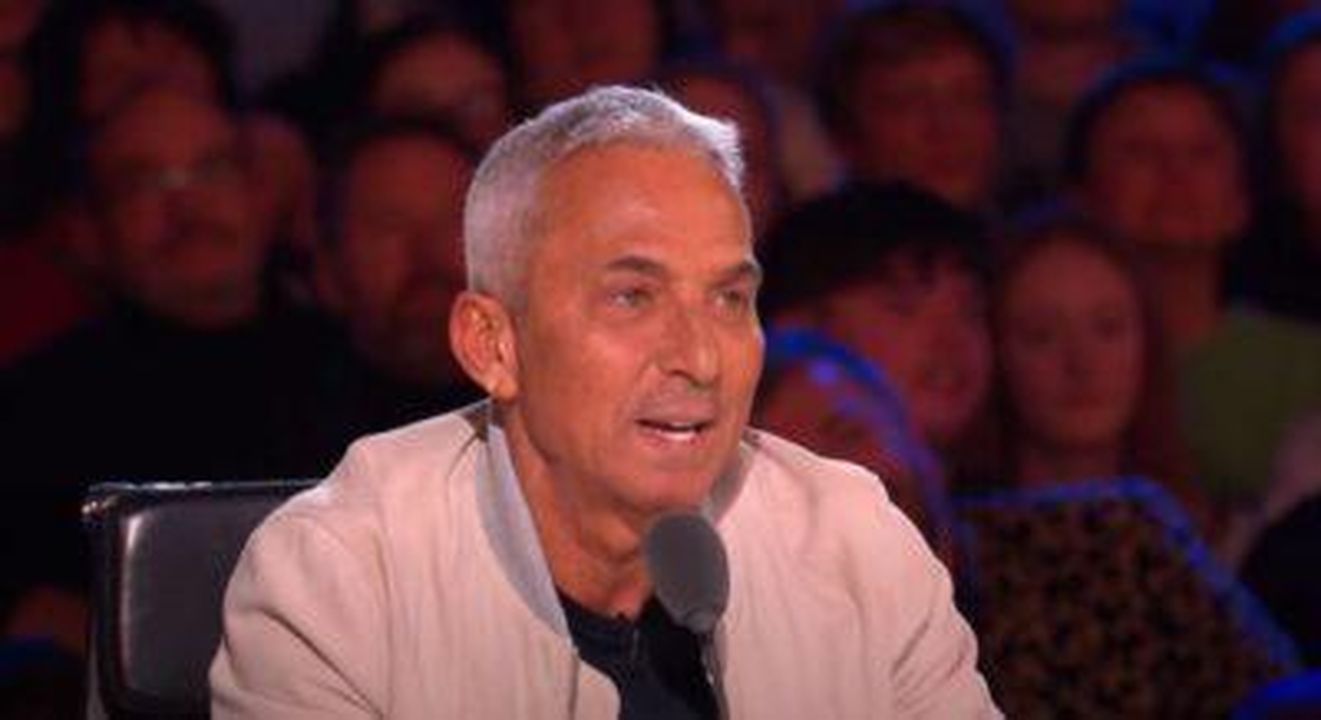 Bruno_Tonioli_criticato_per_il_suo_comportamento_rm0ndQd2NY - Confidenze24 Source: ITV - - Bruno Tonioli seduto a Britain's Got Talent