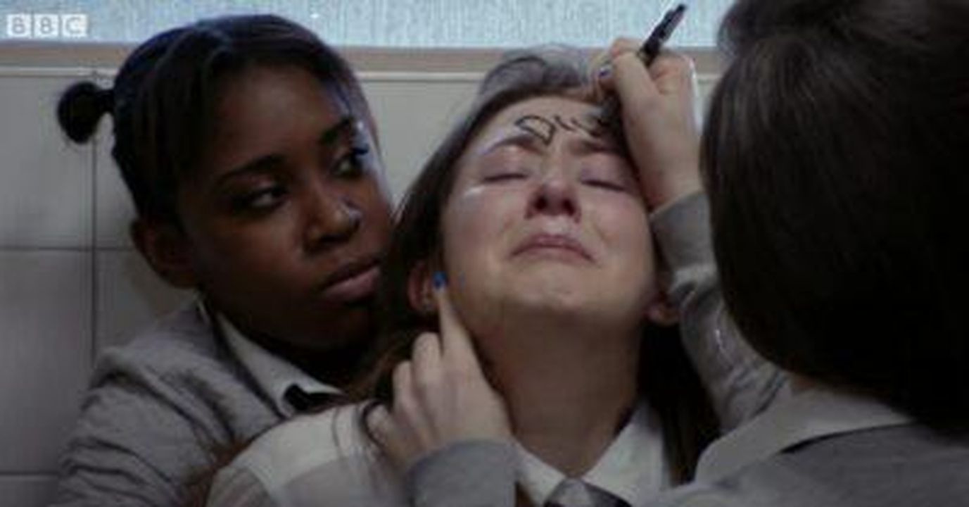 Bullismo_scolastico_e_tentativo_di_suicidio_vJ2GEUGwBU - Confidenze24 Source: BBC - - Bex aggredita da bulli a scuola