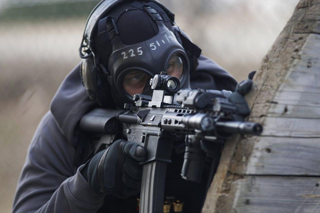CBS_Cancella_SWAT_per_la_Terza_Volta_wgS7gxBKo6 - Confidenze24 Source: Specna Arms - pexels - A tactical soldier in full gear aiming a rifle during an operation outdoors.