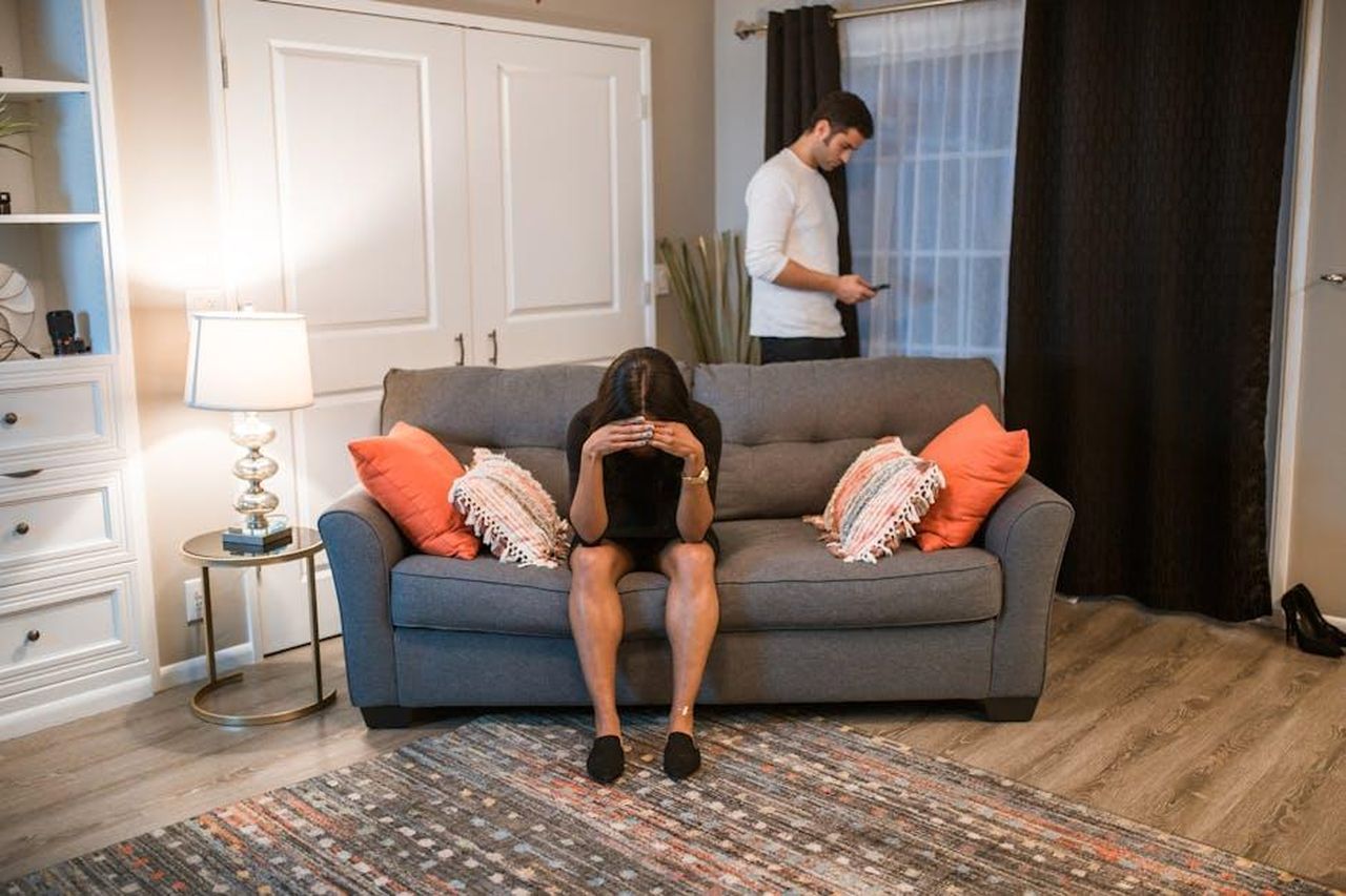 C_speranza_per_Danny_e_Georgia_9PtVj5GCmU - Confidenze24 Source: RDNE Stock project - pexels - A couple facing emotional distress in a living room after an argument.