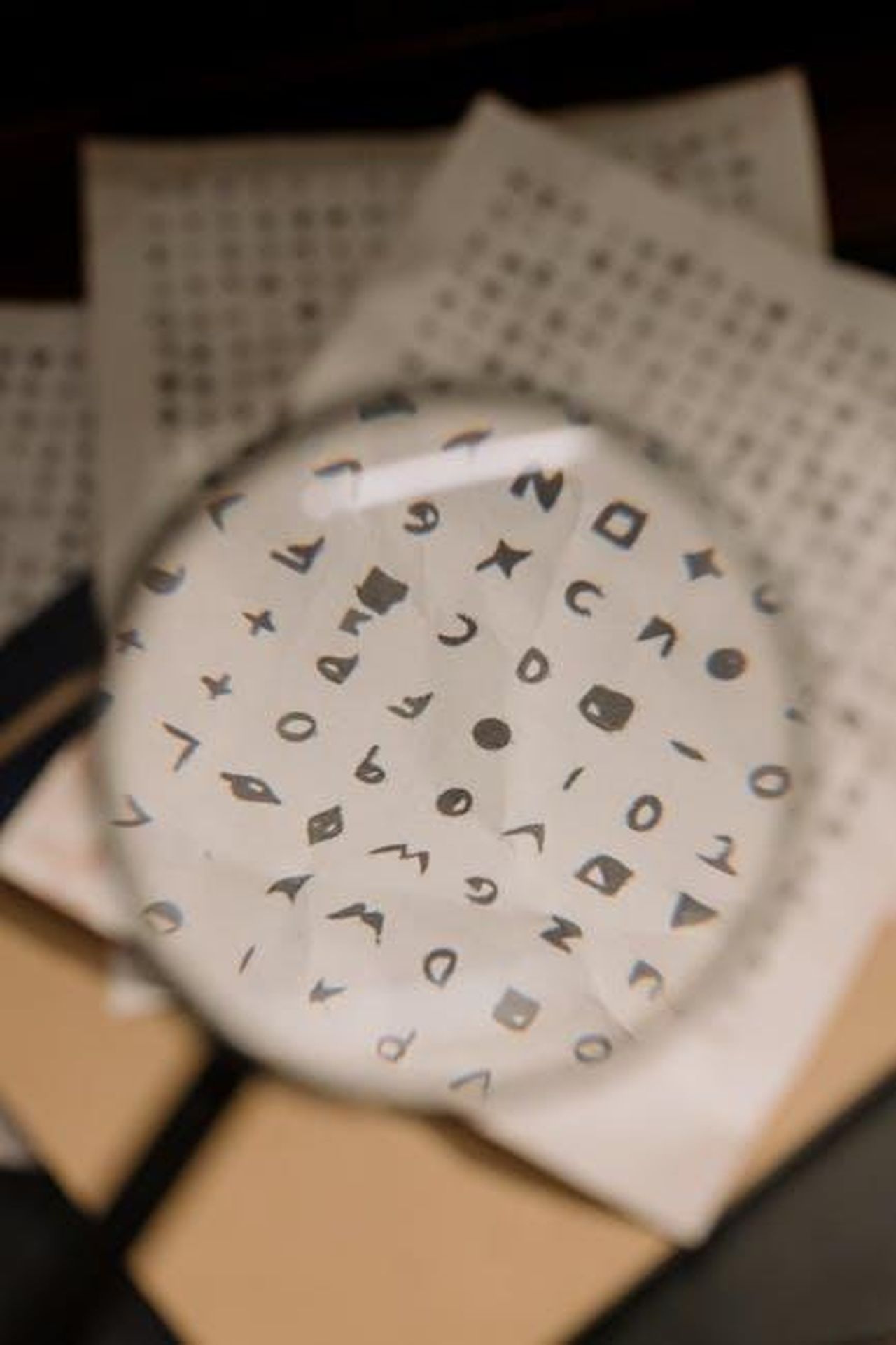 C_una_Nuova_Donna_nella_Vita_di_Danny_FBfyPwyeSo - Confidenze24 Source: cottonbro studio - pexels - Magnifying glass revealing cryptic symbols on paper, ideal for mystery themes.