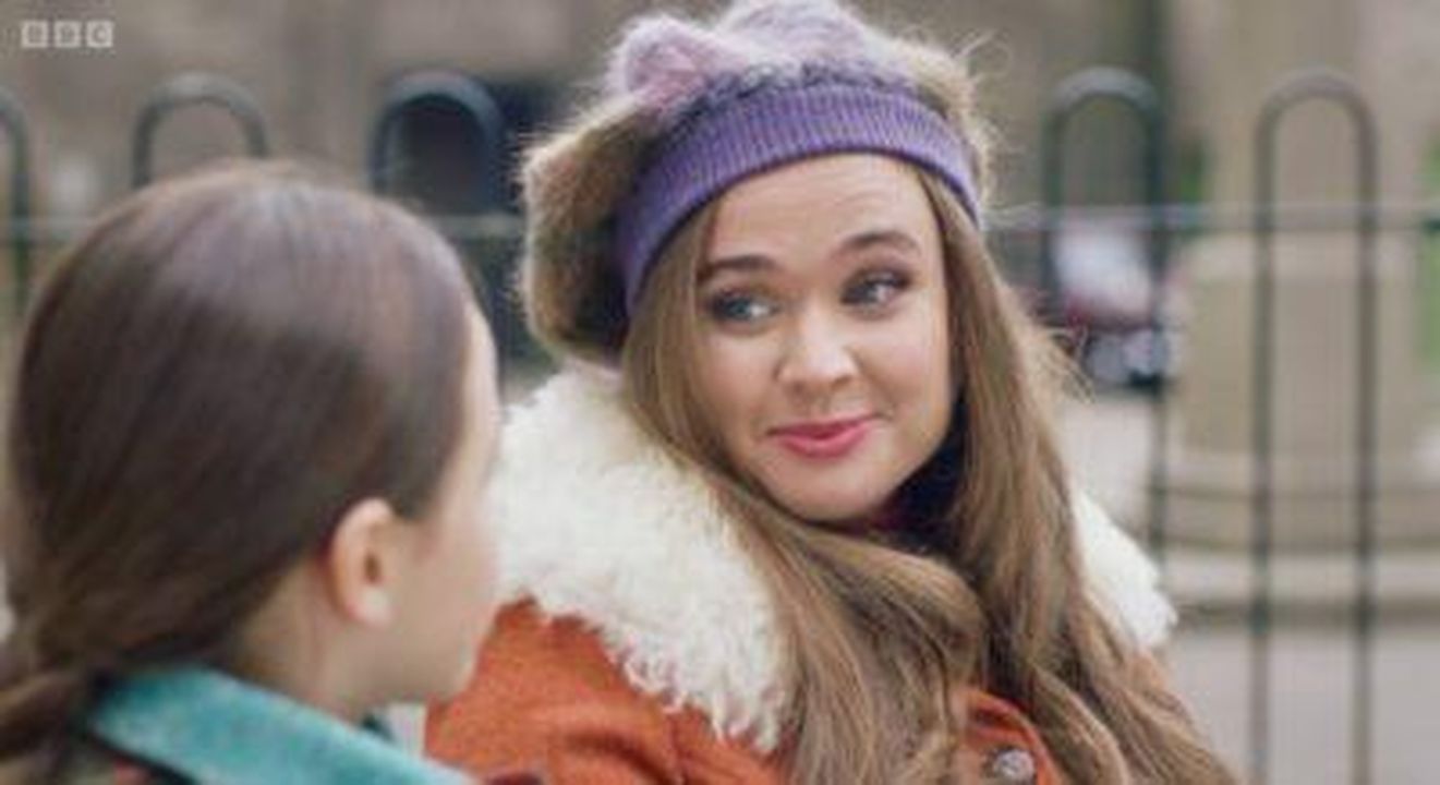 Call_the_Midwife_serie_14__Nancy_annuncia_la_notizia_del_bambino_zvBV6QCnEM - Confidenze24 Source: BBC iPlayer - - Nancy sorride alla sua bambina