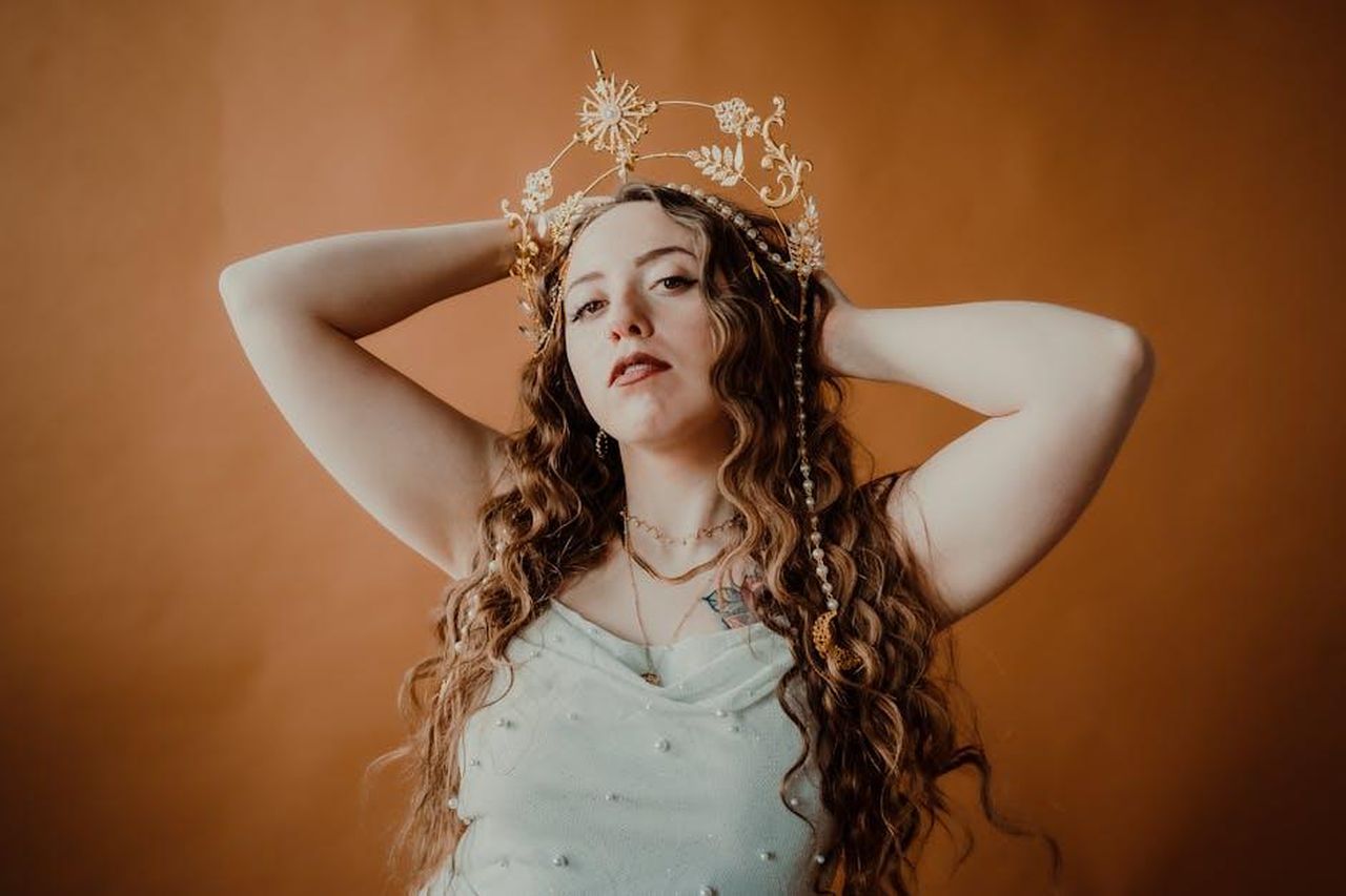 Camilla_regina_amata_nonostante_le_controversie_yyMKEY7nHN - Confidenze24 Source: Michael Kessel - pexels - Portrait of a woman in a golden crown and white dress conveying elegance and grace.