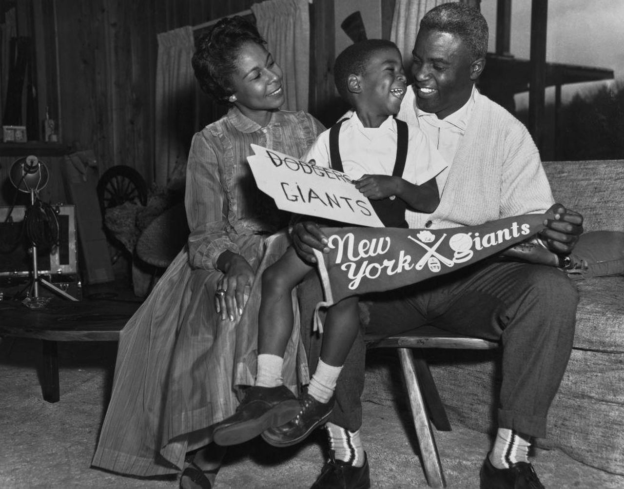 Cancellazione_la_storia_militare_di_Jackie_Robinson_rimossa_dal_sito_del_Dipartimento_della_Difesa_4yHvQcD3KZ - Confidenze24 Source: Bettmann / Getty - - Jackie Robinson e la famiglia