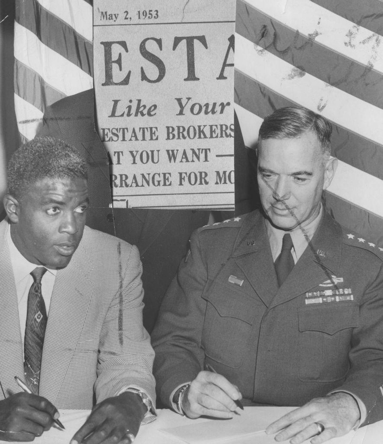 Cancellazione_la_storia_militare_di_Jackie_Robinson_rimossa_dal_sito_del_Dipartimento_della_Difesa_bSHRQ6QHfY - Confidenze24 Source: Afro Newspaper/Gado / Getty - - Jackie Robinson con un ufficiale