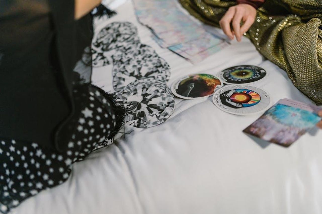 Cancro_22_Giugno__22_Luglio_hQ8OCNQYQd - Confidenze24 Source: RDNE Stock project - pexels - A mystical scene showing an intimate tarot card reading, exploring spiritual energy.