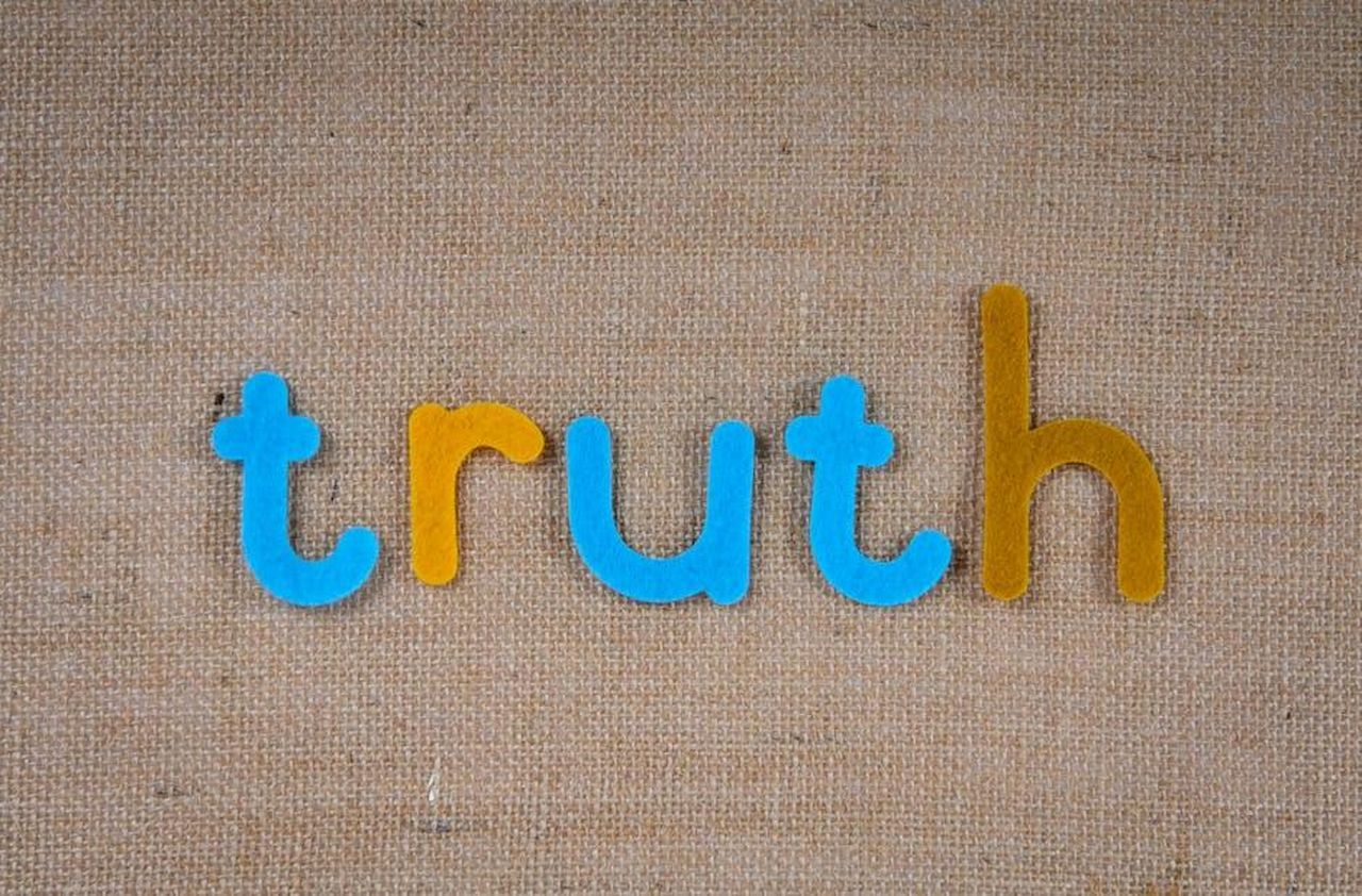 Cancro_22_giugno__22_luglio_ZbXEwqc6VW - Confidenze24 Source: Magda Ehlers - pexels - The word 'truth' in colorful felt letters on a burlap background.