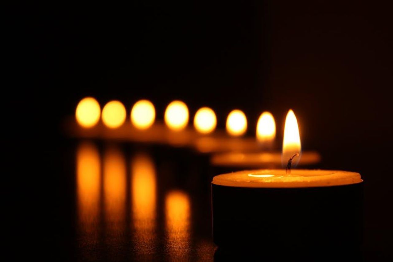 Candele_Yankee_Candle_in_Offerta_Fino_al_50_di_Sconto_Min5RYv7ZY - Confidenze24 Source: Hakan Erenler - pexels - A close-up view of tealight candles reflecting a warm glow in the dark.