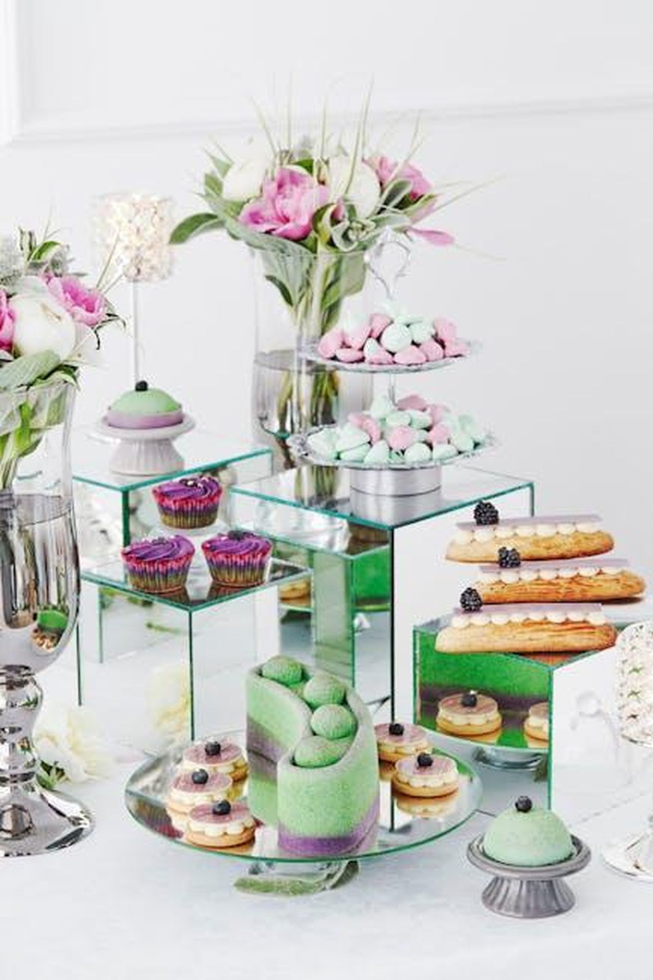 Candele_a_prezzo_scontato_per_la_primavera_bPEkTnA46b - Confidenze24 Source: Electra Studio - pexels - A table decorated with cake, eclairs, flowers and candles