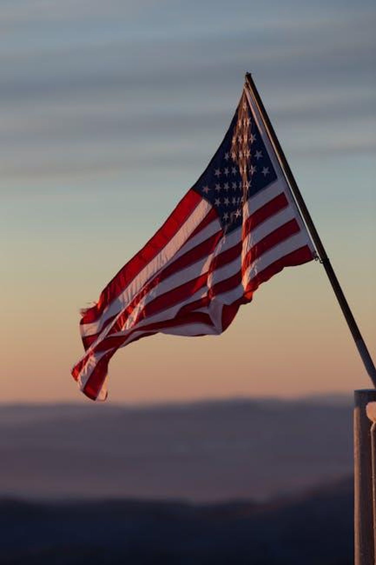 Candice_on_Coronation_Street_rtkJ64fNOp - Confidenze24 Source: Sawyer Sutton - pexels - A vibrant US flag waves against a scenic sunset backdrop in Stowe, Vermont.