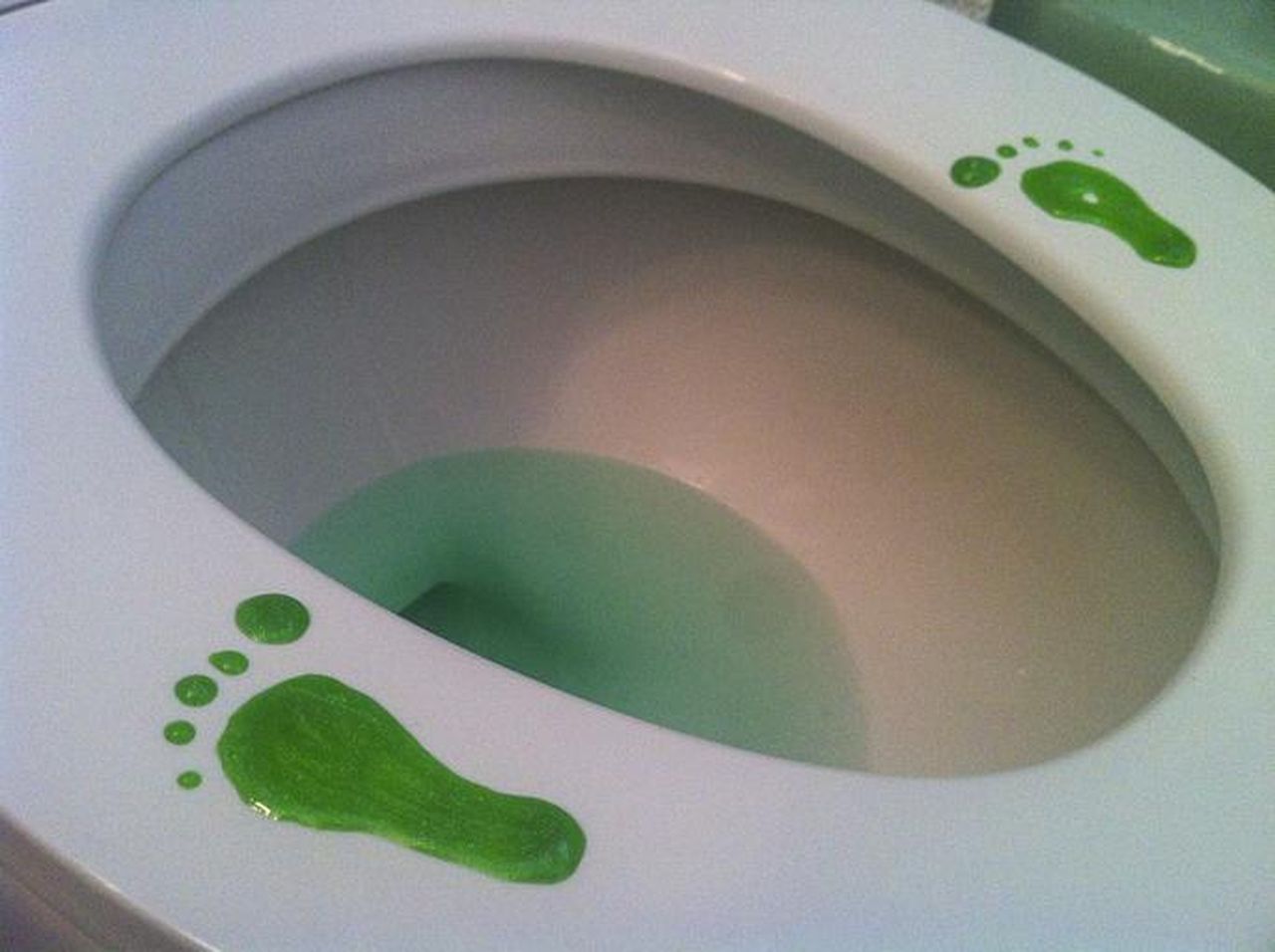 Caos_in_bagno_7fos5HvqCG - Confidenze24 Source: dtimiraus/Getty Images - Getty Images/iStockphoto - Impronte di leprechaun su un water.