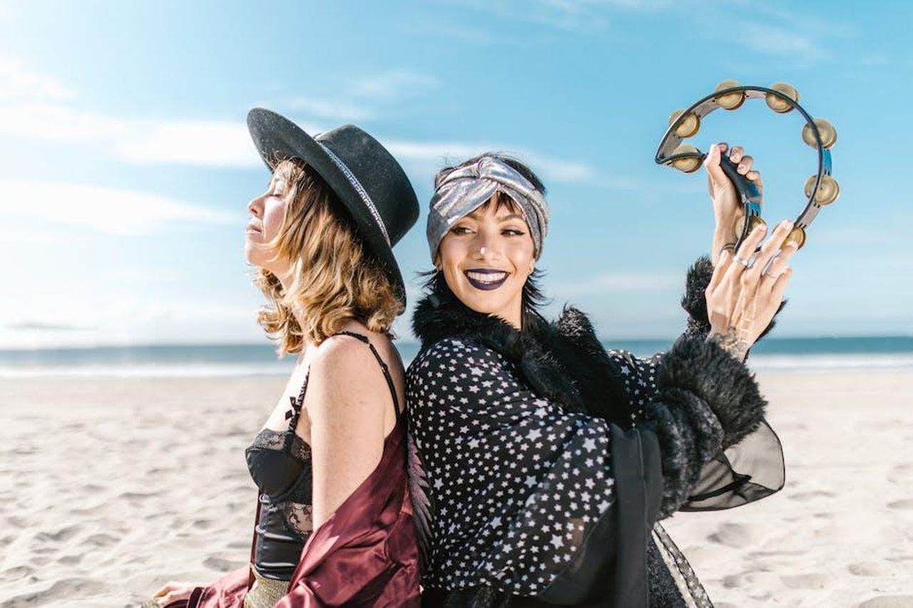 Capricorno_22_DICEMBRE__19_GENNAIO_eOUI4Au8wM - Confidenze24 Source: RDNE Stock project - pexels - Two stylish women enjoying a playful beach day with a tambourine.