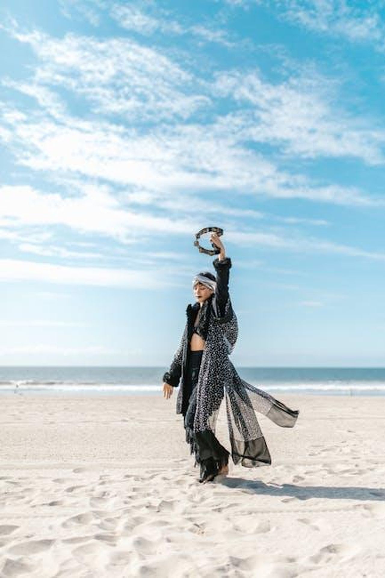 Capricorno_22_Dicembre__19_Gennaio_sv4XQStPyO - Confidenze24 Source: RDNE Stock project - pexels - A woman enjoys a carefree dance with a tambourine on a sunny beach.