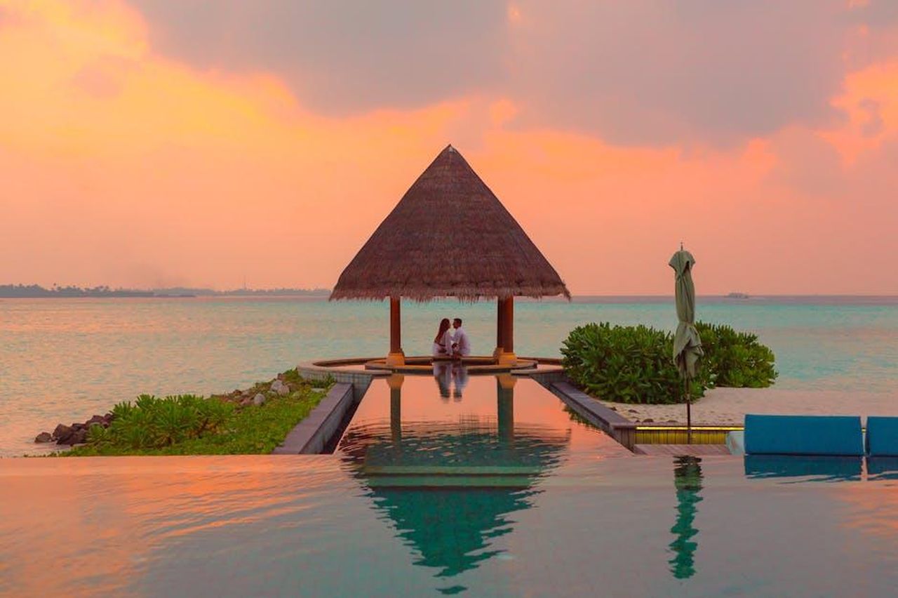 Capricorno_22_dicembre__19_gennaio_7uxYZTUSll - Confidenze24 Source: Asad Photo Maldives - pexels - A couple enjoying a romantic moment by the sea and pool under a beach cabana during sunset.