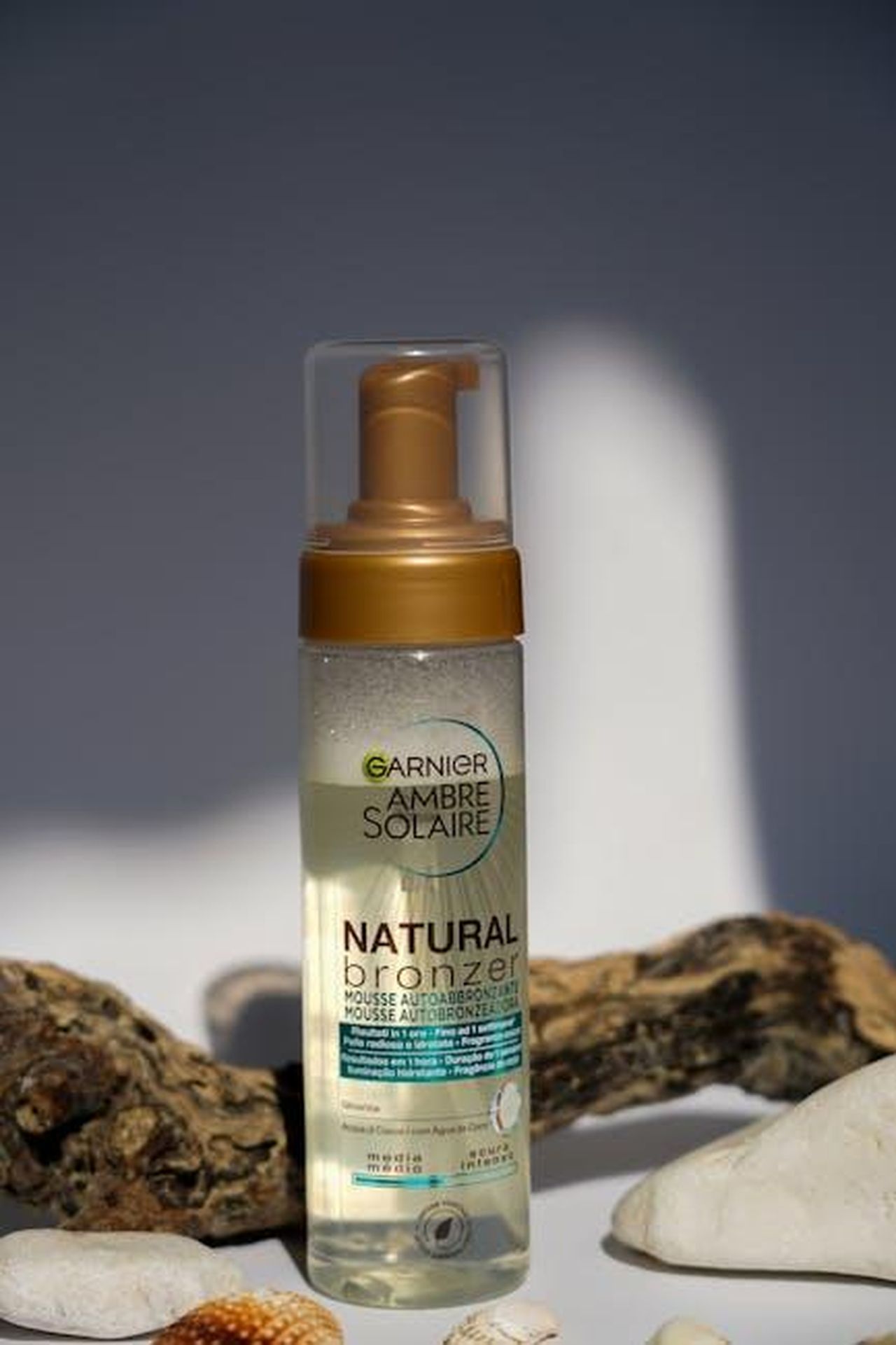 Caratteristiche_del_Classic_Whip_SPF_30_Sunscreen_Mousse_jjo9NDBNcZ - Confidenze24 Source: Madalina Enache - pexels - Natural bronzer tanning mousse bottle amidst seashells, photographed in natural light.