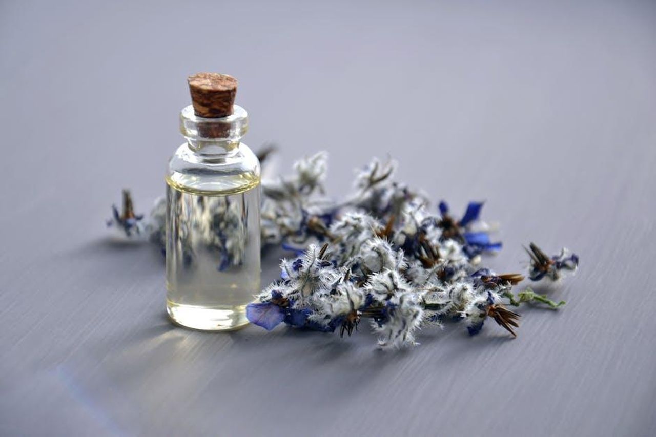 Caratteristiche_del_Finery_Body_Mist_KymqQiPr0U - Confidenze24 Source: Mareefe - pexels - Close-up of a lavender oil bottle with dried flowers for aromatherapy. Perfect for wellness themes.