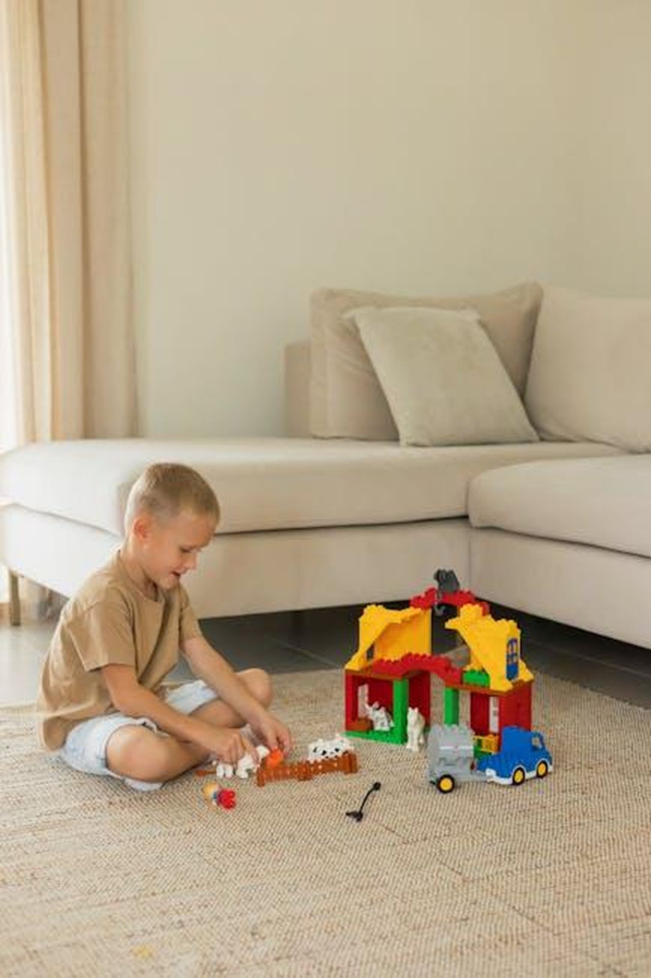 Caratteristiche_del_set_LEGO_di_Cenerentola_N9lq7WJJ1p - Confidenze24 Source: Polesie Toys - pexels - A young boy plays with colorful toy building blocks in a cozy living room setting, promoting creativity.