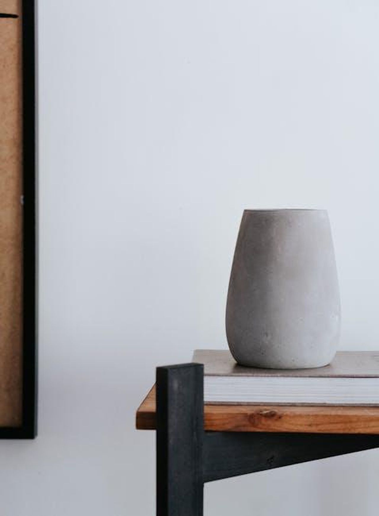 Caratteristiche_dellEdizione_Limitata_gPK4DThVAF - Confidenze24 Source: PNW Production - pexels - Simple gray ceramic vase placed on a wooden table, perfect for modern decor.