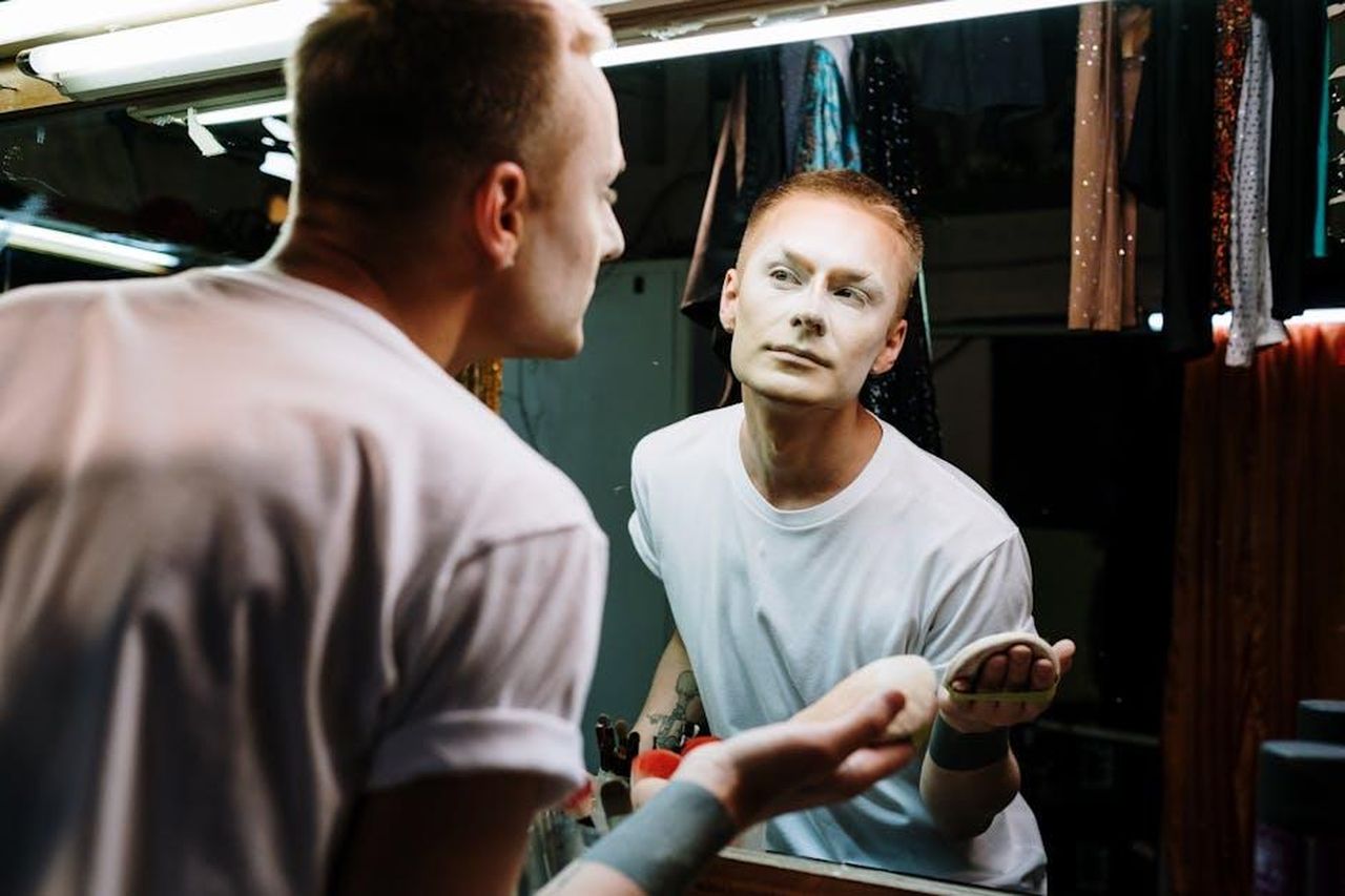 Caratteristiche_e_benefici_del_fondotinta_oGyGSa8QPu - Confidenze24 Source: cottonbro studio - pexels - Portrait of a drag artist in a dressing room applying makeup, embodying transformation and self-expression.