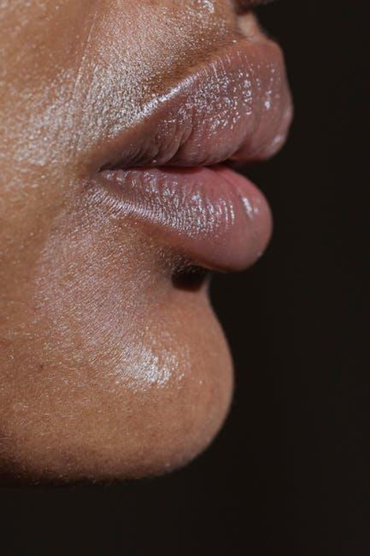 Caratteristiche_uniche_del_prodotto_Ib0vQpukIb - Confidenze24 Source: Angela Roma - pexels - Detailed side view of glossy lips and smooth skin in a close-up portrait.