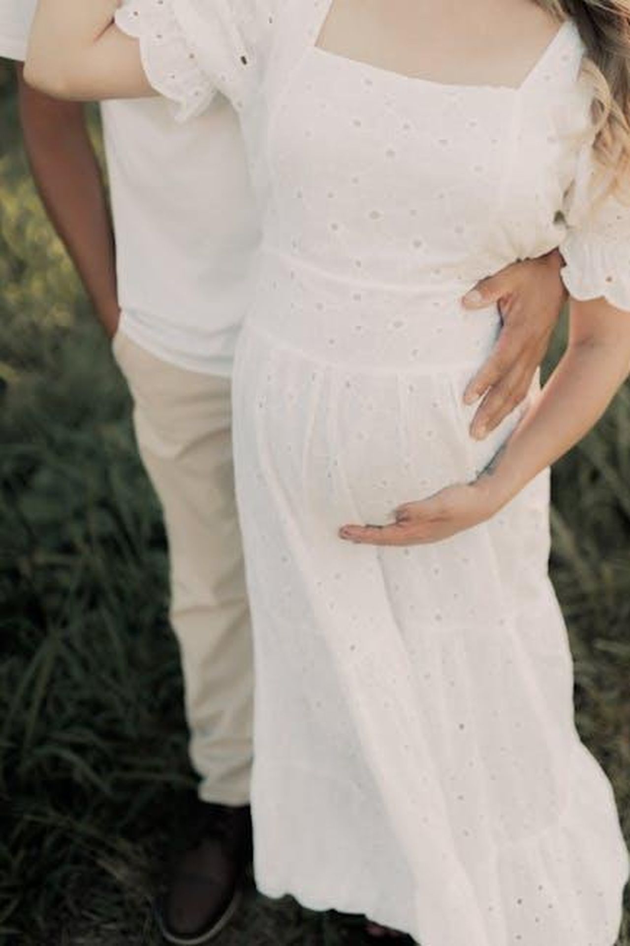 Carl_Dean_il_sostegno_dietro_le_quinte_ddulq6CcP6 - Confidenze24 Source: Alexander Mass - pexels - Pregnant woman in white dress with partner's support in nature.