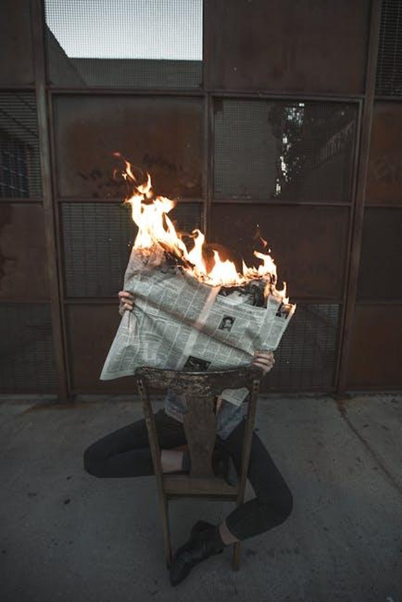 Cassie_scoperta_per_aver_drogato_Ken_6si7Je34Tk - Confidenze24 Source: Jeremy Bishop - pexels - A stunning photo of a newspaper on fire, held by a person with a dark background.