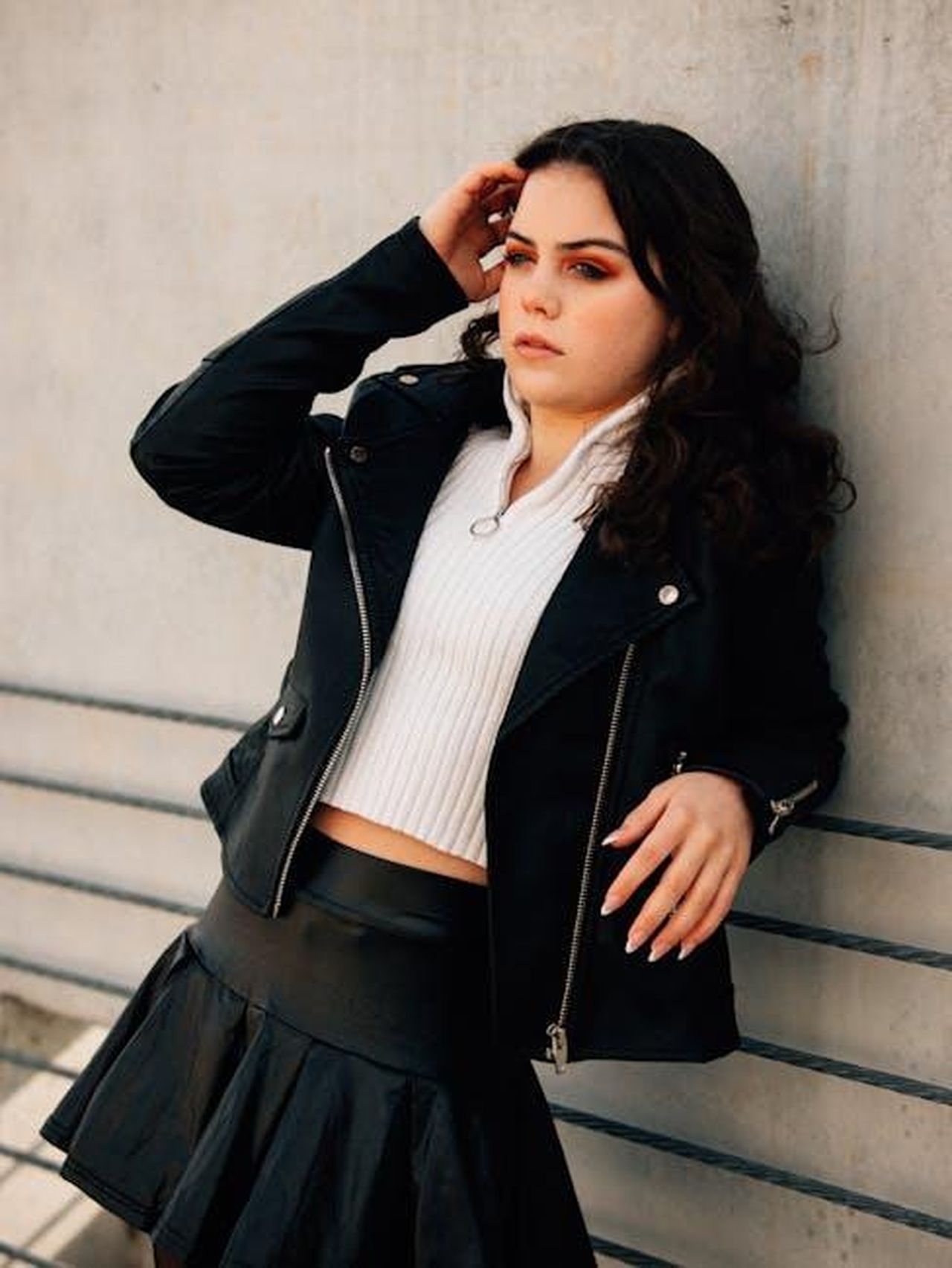 Cast_e_regia_di_A_Working_Man_rIDkHRbHOv - Confidenze24 Source: Sherman Trotz - pexels - Teen model poses in fashionable leather jacket and skirt in Atlanta.