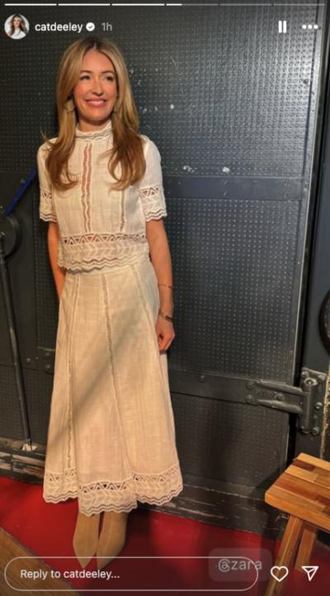 Cat_Deeley_brilla_con_un_outfit_High_Street_su_This_Morning_LdcAc2CEFP - Confidenze24 Source: Instagram - - Cat Deeley in un outfit di colore crema in uno studio TV