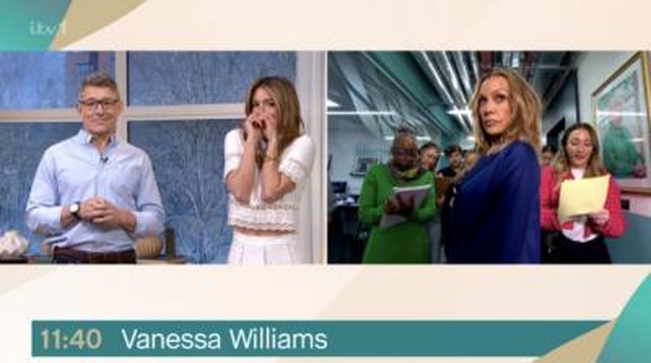 Cat_va_senza_reggiseno_Y7QI5n3hE0 - Confidenze24 Source: ITV - - Cat mostra il suo addome tonico mentre presenta lo show