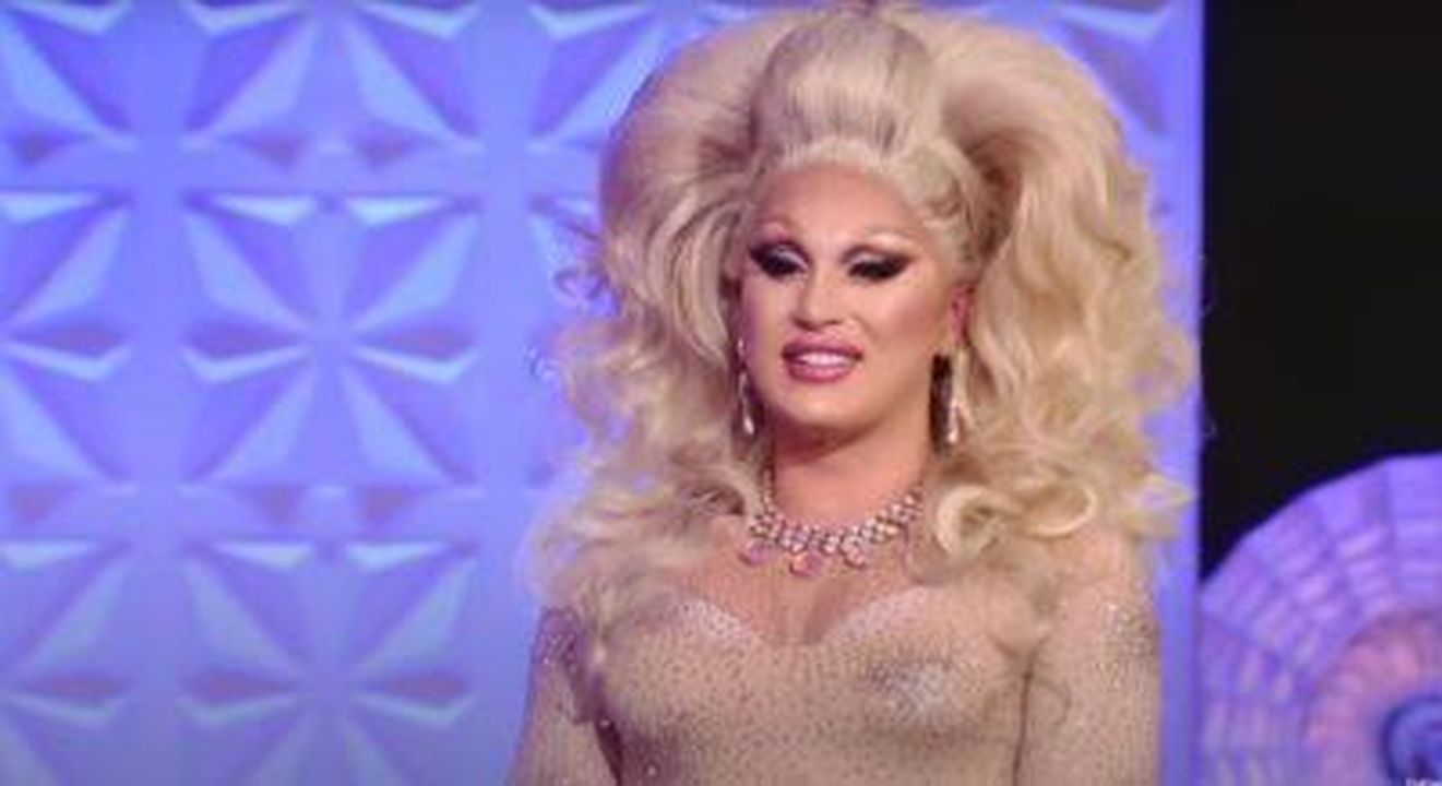 Causa_della_morte_di_The_Vivienne_rivelata_pQ503wzZdX - Confidenze24 Source: BBC - - The Vivienne sorridente su RuPaul's Drag Race