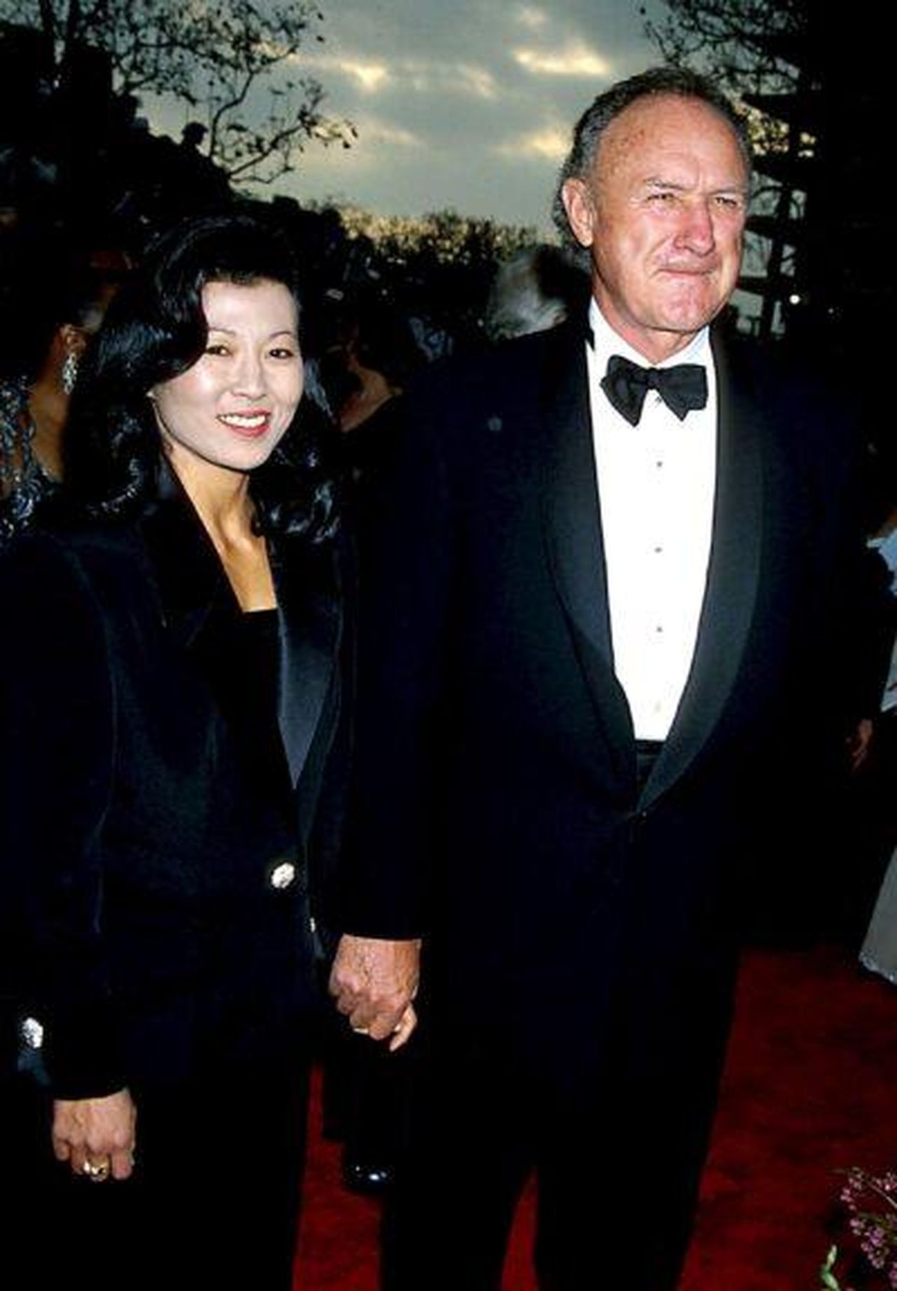 Cause_della_morte_di_Gene_Hackman_NtkqC4uVIq - Confidenze24 Source: Cover Images - - Gene Hackman e Betsy sorridenti