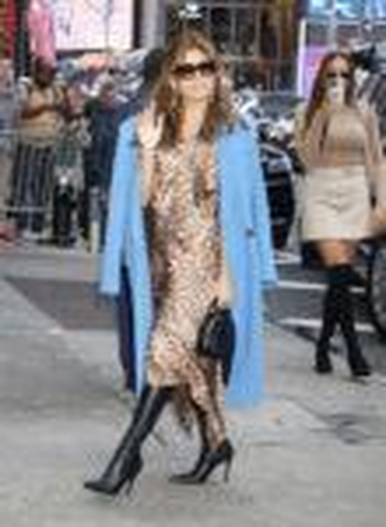 Celebrazione_del_51_compleanno_di_Eva_Mendes_7J8xwmWIo2 - Confidenze24 Source: Getty Images - Getty Images - Eva Mendes in un abito di Stella McCartney