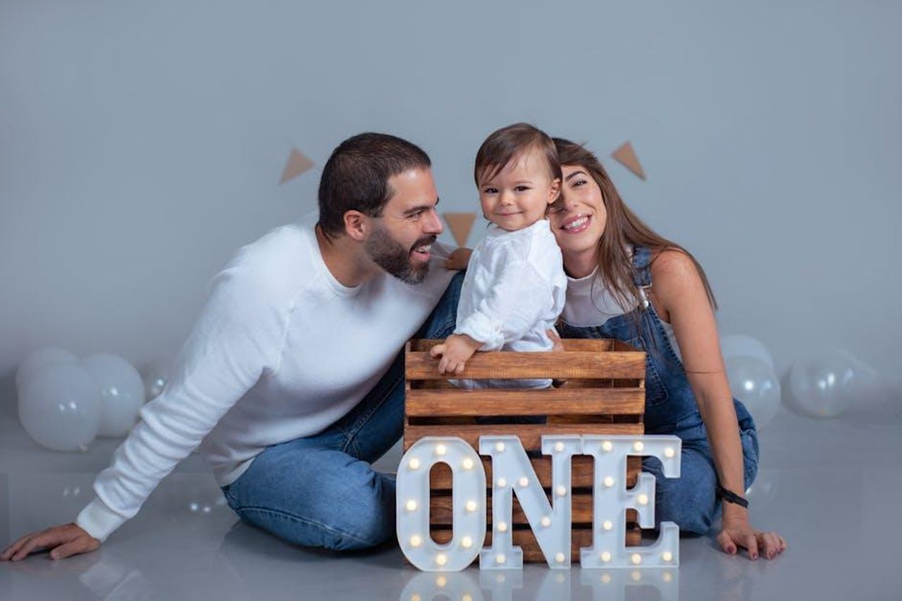 Celebrazione_del_95_Compleanno_di_Robert_Wagner_RlgI1FPgM9 - Confidenze24 Source: Norman Milwood - pexels - A joyful family celebrating a child's first birthday with decorations and smiles.
