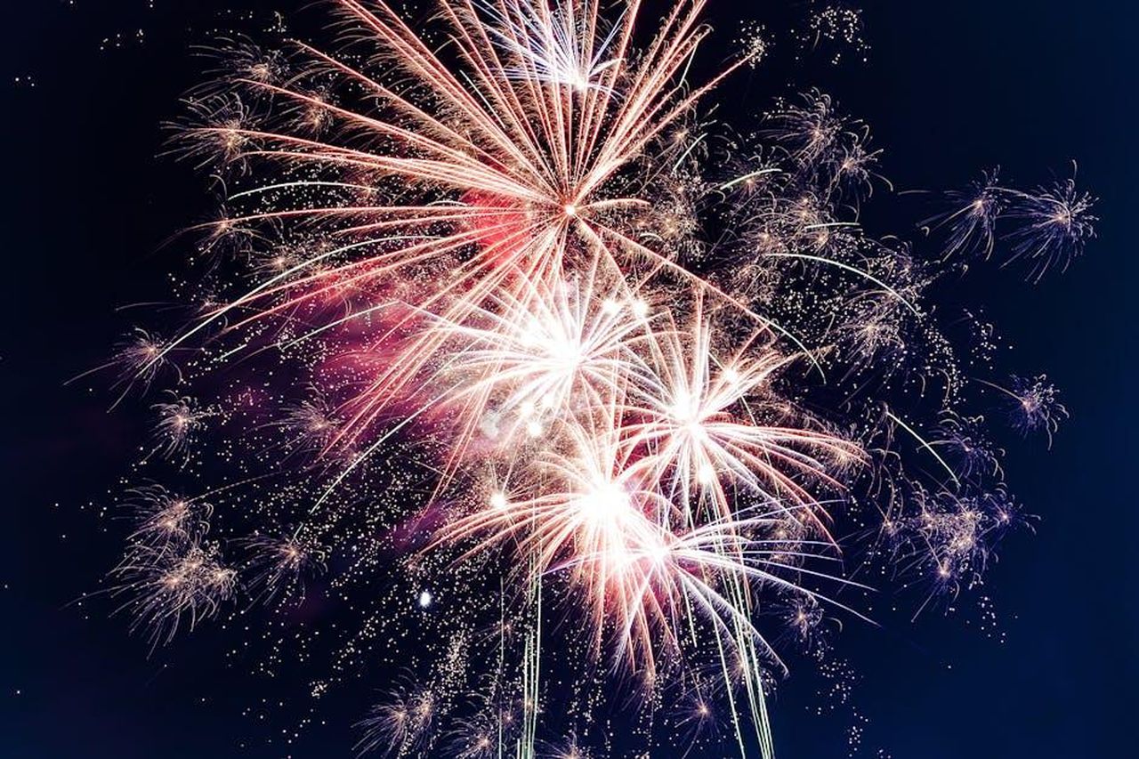 Celebrazioni_per_il_20_Anniversario_di_Robin_9giMBLJnTe - Confidenze24 Source: rovenimages.com - pexels - Colorful fireworks exploding in the night sky creating a festive atmosphere.