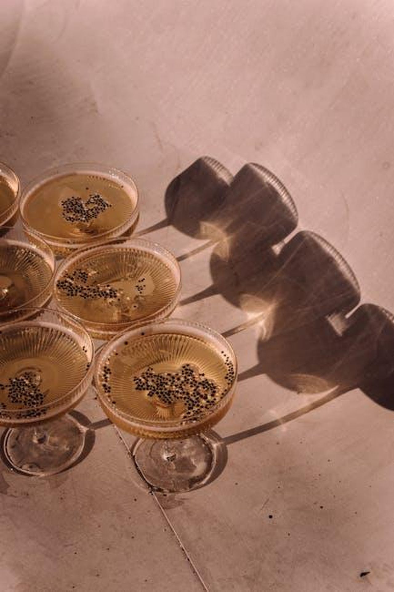 Celebrit_di_LA_pronte_per_le_Olimpiadi_EYGKMZXx8B - Confidenze24 Source: Katterinaaa - pexels - Elegant champagne glasses casting artistic shadows, perfect for celebrations and festive occasions.